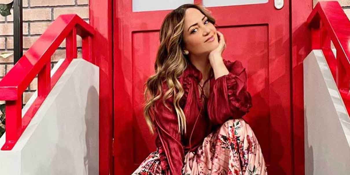 ¿Andrea Legarreta enamorada de nuevo? Captan a la conductora en cita y besos con misterioso galán