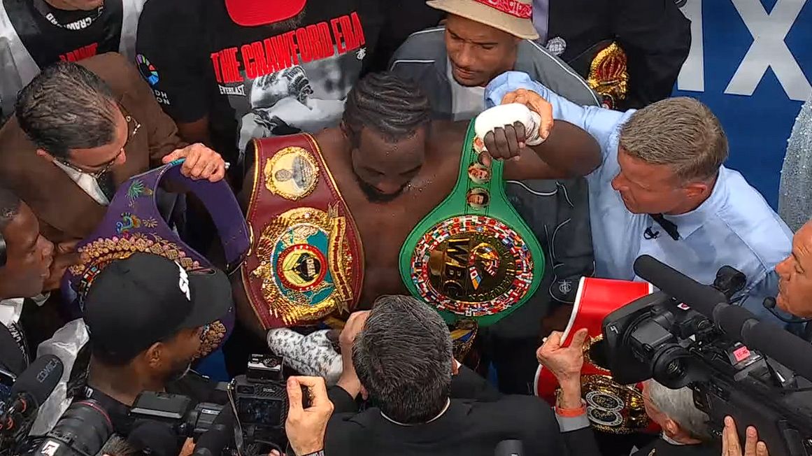 Crawford devuelve los cinturones a Canelo tras la pelea