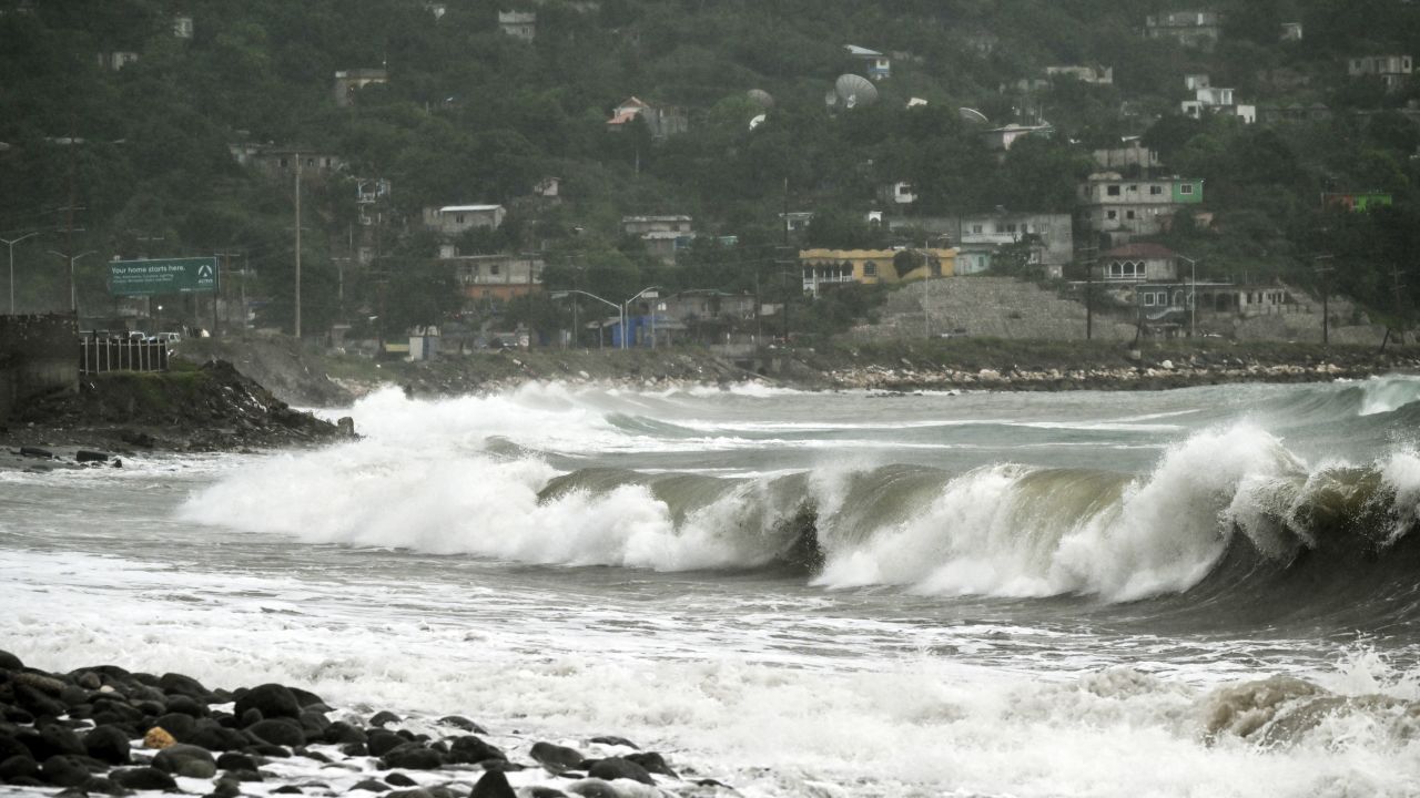 El huracán Melissa se acerca peligrosamente a Jamaica