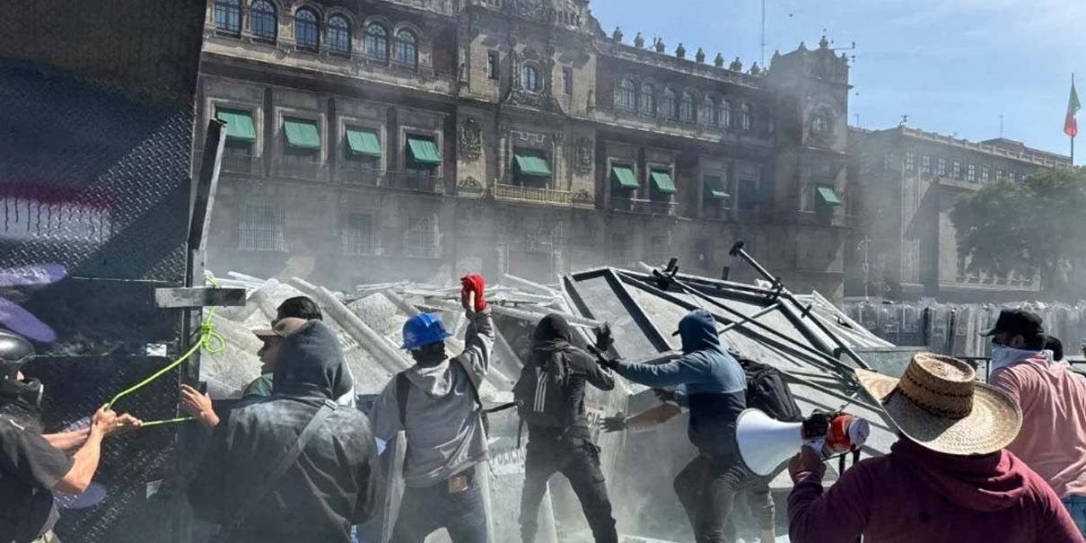 Derriban vallas de Palacio Nacional tras marcha contra violencia de la Generación Z