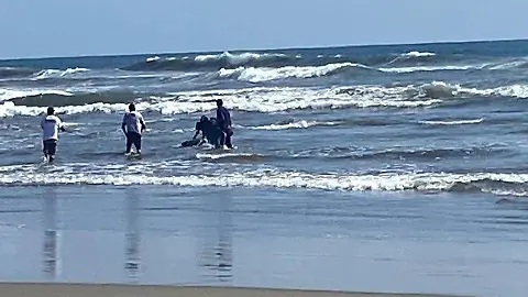 Estudiante del CETIS 34 desaparece arrastrado por el mar al intentar salvar a una compañera