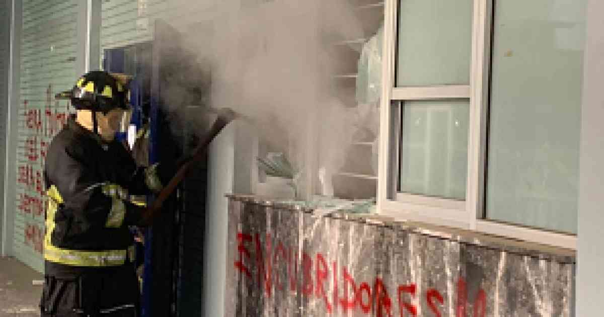 Reportan incendio en la Preparatoria 1 de la UNAM; bomberos atienden la emergencia