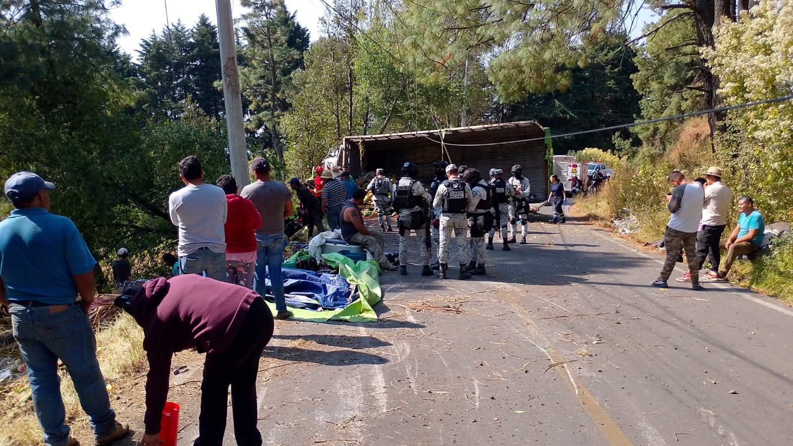  Un camión que transportaba cocos volcó en el libramiento Tres Marías–Huitzilac; el accidente dejó una persona sin vida y dos lesionadas, informó autoridades.