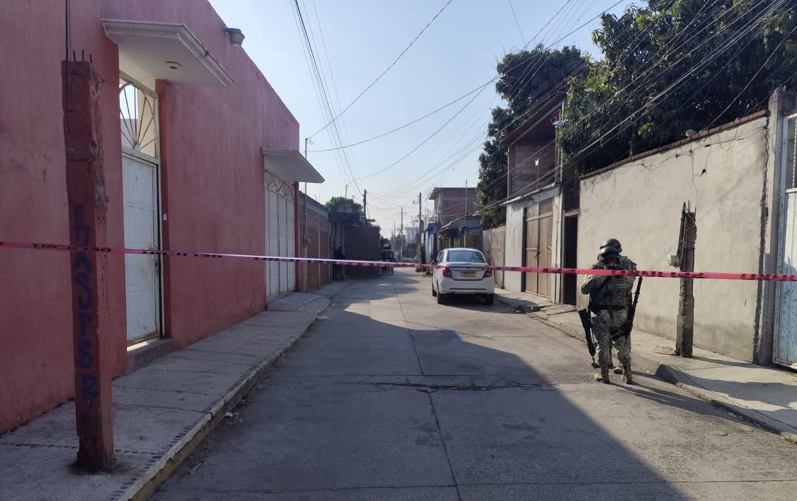  Un hombre de 39 años fue asesinado a balazos al interior de su vivienda en la colonia Año de Juárez, en Cuautla; autoridades investigan el caso.