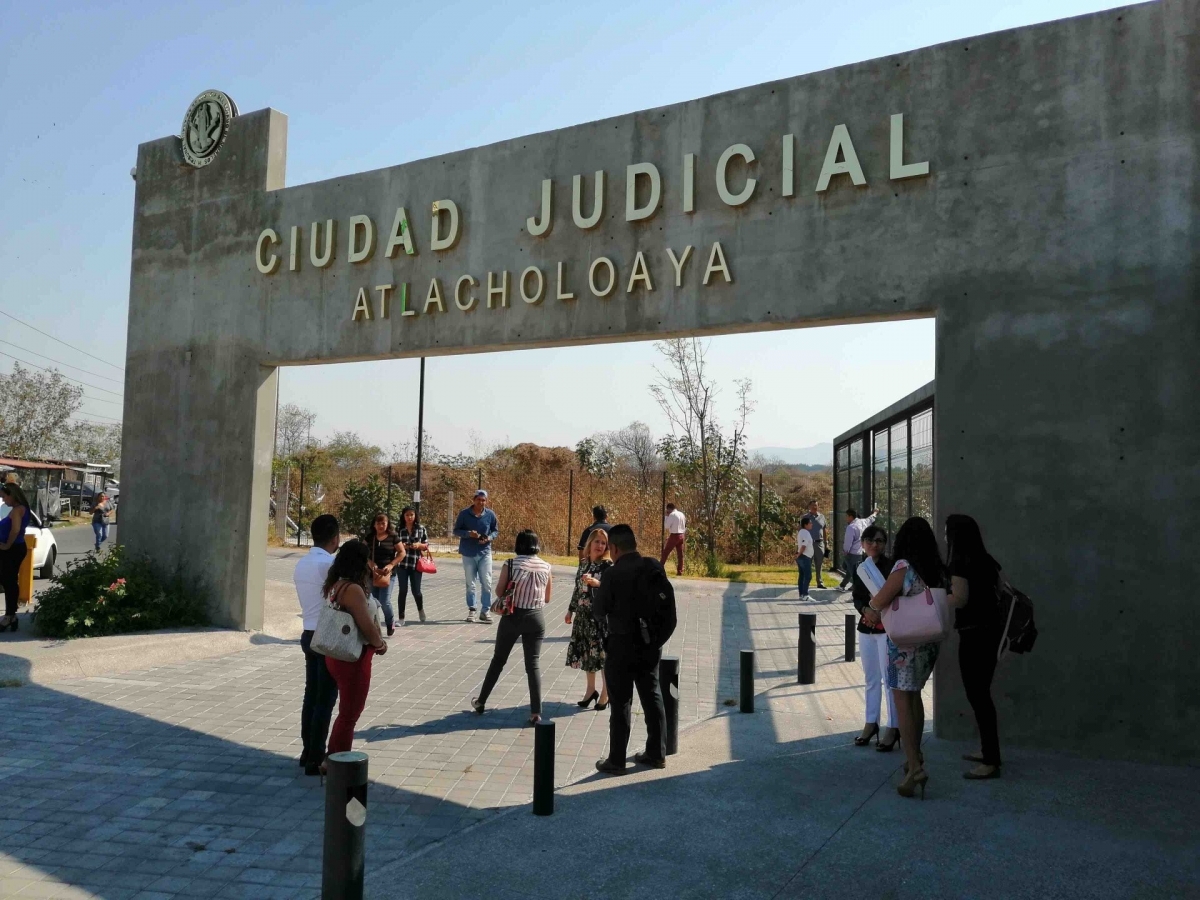 Cinco custodios del penal de Atlacholoaya fueron detenidos con celulares, droga y armas blancas en Morelos.