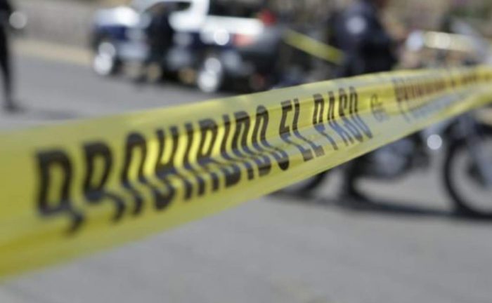 Accidente en avenida Morelos de Cuernavaca deja varios lesionados tras choque entre motocicleta y automóvil; paramédicos atendieron a los heridos.