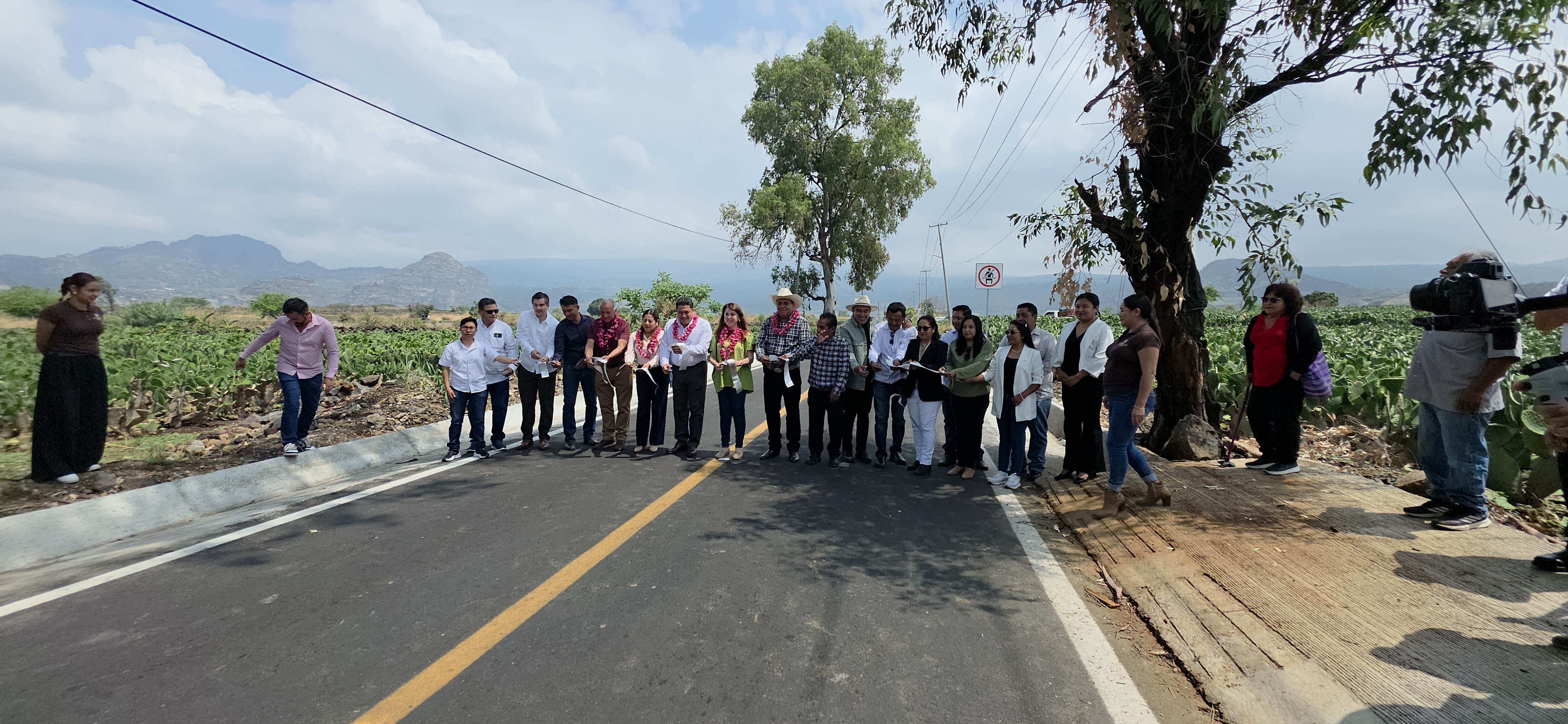 La gobernadora Margarita González Saravia inauguró 1.6 kilómetros del tramo carretero Tlayacapan–San Andrés Amatlipac, obra que busca fortalecer la movilidad y apoyar la producción agrícola en Morelos.