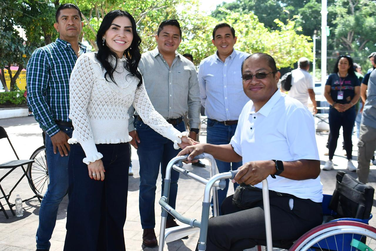 DIF Jiutepec entrega sillas de ruedas, andaderas y bastones a personas con discapacidad y adultos mayores para mejorar su movilidad y calidad de vida.