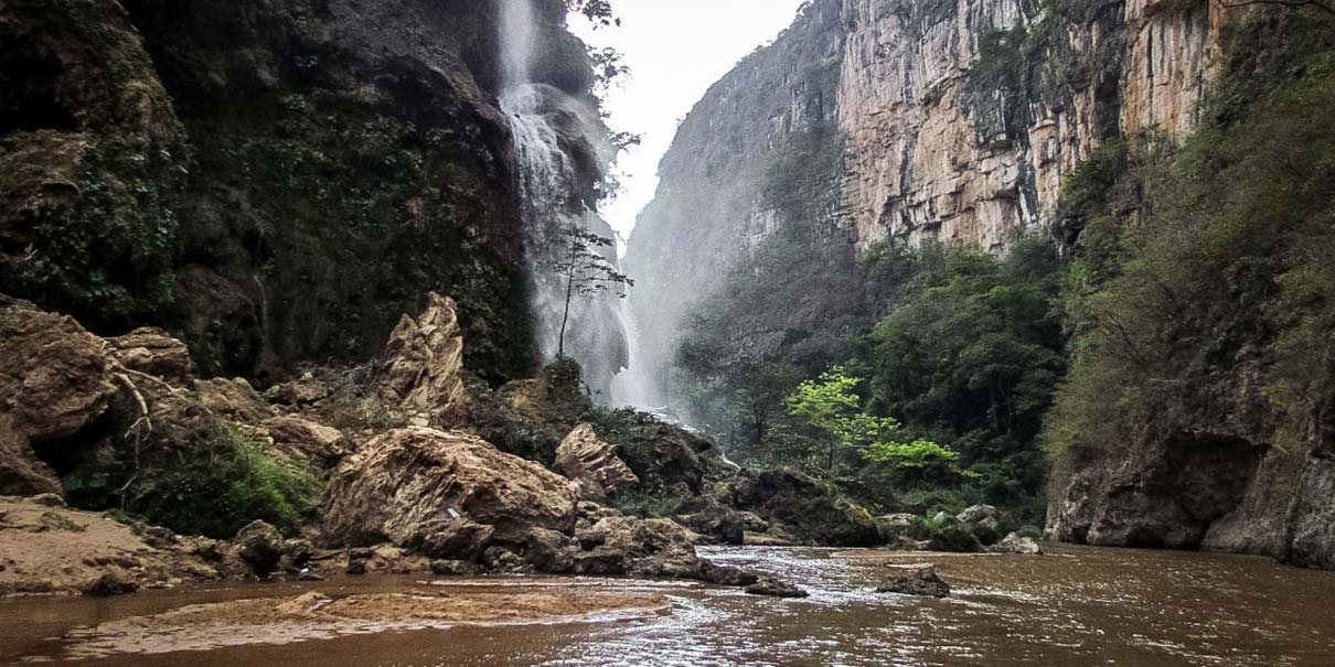 Cascada El Aguacero Chiapas: el lugar secreto donde la naturaleza creó una lluvia eterna entre selva y cañones