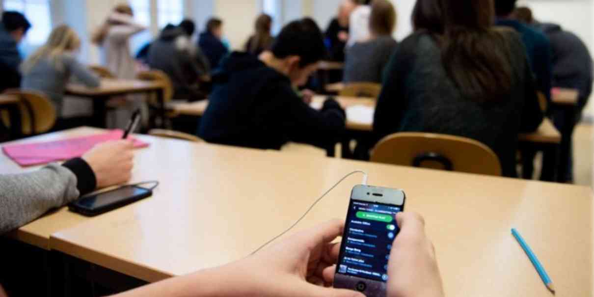 •	La regulación de dispositivos en escuelas