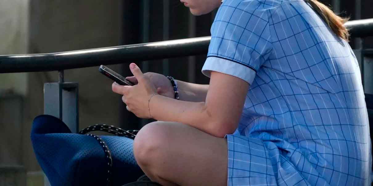 Sheinbaum impulsará debate nacional sobre celulares en escuelas para proteger a niños de la adicción digital