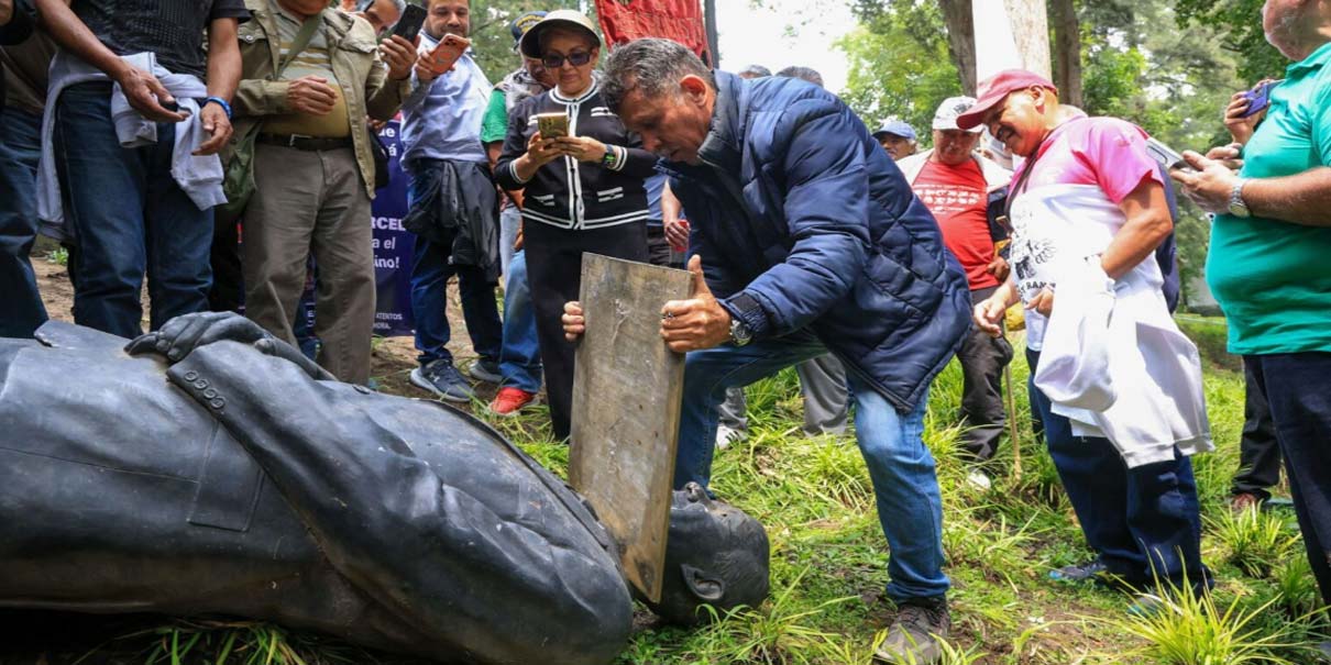 ¡Le dieron cuello! Ex electricistas de LyFC decapitan estatua de Felipe Calderón