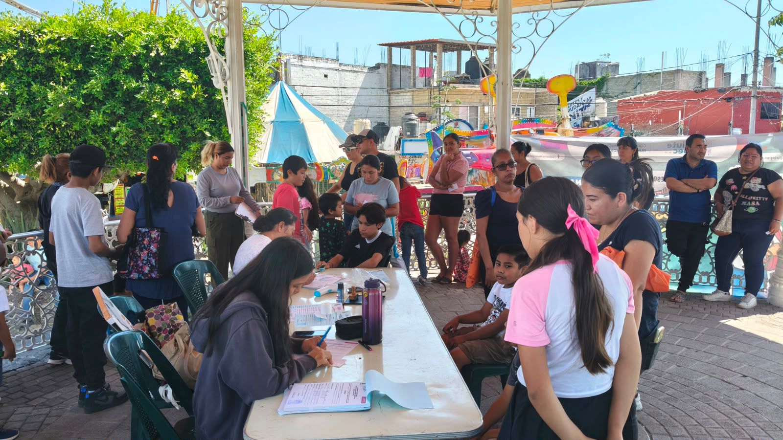 Jiutepec entregó más de 6 mil certificados médicos gratuitos en más de 45 colonias para apoyar a estudiantes y familias en el regreso a clases 2026-2027.