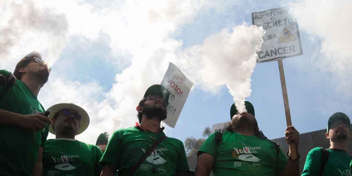 Protestan a favor del vapeo en las inmediaciones del Senado