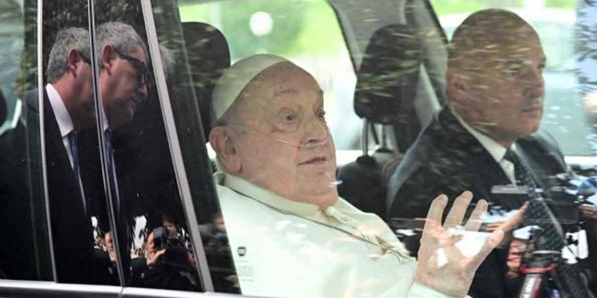 El-papa-Francisco-reaparece-en-público-tras-superar-una-grave-neumonía2.jpg