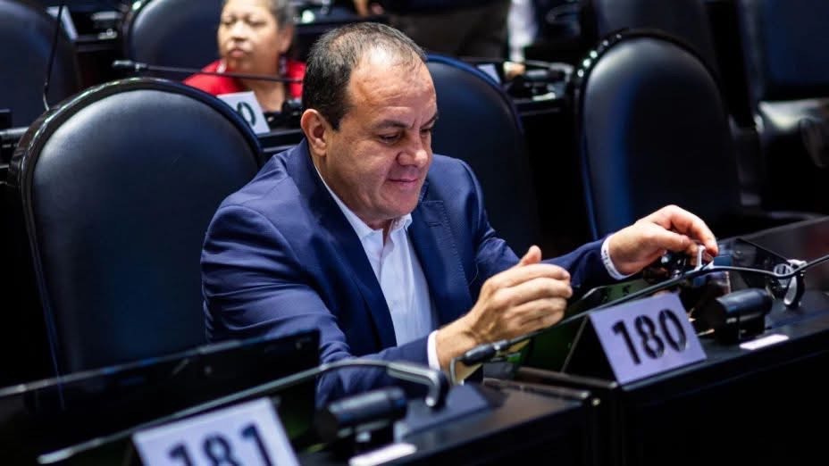 Kevin Vargas Avilés <vargasavileskevin@gmail.com> 	 5:56 p.m. (hace 1 hora) 	 para info, ldh.dulcemaya, mí  Aboga Flores Bustamante por la separación del cargo de Cuauhtémoc Blanco   Debe enfrentar su caso en los tribunales   Kevin Vargas    El diputado federal Juan Ángel Flores Bustamante expresó que aunque no le corresponde ser un juzgador, es fundamental que Blanco, quien ha declarado su inocencia en múltiples ocasiones, demuestre su posición ante la justicia.    Lo anterior, luego de que el ex gobernador ha sido denunciado públicamente en redes sociales y medios de comunicación por intento de violación contra su media hermana, además de que ha ejercido violencia física con su actual esposa Natalia Rezende Moreira.   En entrevista al acompañar a la gobernadora Margarita González Saravia en su gira por Coatetelco, Flores Bustamante recordó que durante su tiempo como diputado local, abogó por la eliminación del fuero para presidentes y diputados, enfatizando la importancia de la transparencia y la rendición de cuentas en el servicio público.    Ante ello, el legislador aclaró que ningún funcionario debe estar por encima de la ley, por lo que adelantó que el día de mañana votará a favor del desafuero, con el objetivo de que Blanco Bravo enfrente la justicia por las autoridades correspondientes.   “En Morena creemos en la justicia y en el respeto al Estado de Derecho. Mi voto será a favor porque nadie debe estar por encima de la ley, desde luego que sería lo mejor para él, que demuestre su inocencia en los tribunales y las autoridades decidan”, expresó.   El legislador federal anunció que muy probablemente el día de mañana se lleve a cabo la discusión del retiro del fuero; de aprobarse el ex gobernador y ex futbolista quedaría a disposición de la Fiscalía para enfrentar el proceso judicial.    Juan Ángel Flores Bustamante, diputado federal por Morelos   Cuauhtémoc Blanco Bravo, ex gobernador de Morelos y actual diputado federal