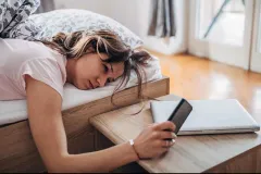 Usar el CELULAR al despertar podría afectar el cerebro: expertos