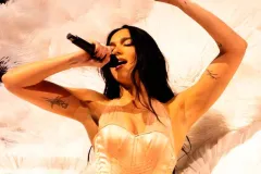 VIDEOS. Dua Lipa sorprende al mundo con un cover local en cada show de su Radical Optimism Tour