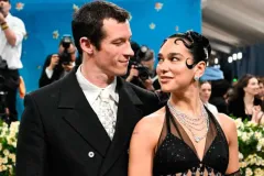 Dua Lipa confirma su compromiso con el actor Callum Turner: “Quiero envejecer con él”