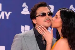 Nodal evita un beso de Ángela Aguilar en los Latin Grammy 2025 y el momento desata debate