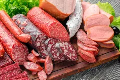 Carnes procesadas y cáncer colorrectal: lo que advierte la OMS sobre su consumo habitual