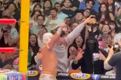 BTS aparece en lucha libre y Místico les dedica su entrada