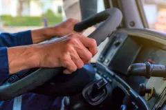 ¡Con todo y pasaje! Conductor persigue a su pareja tras cacharla con su amante