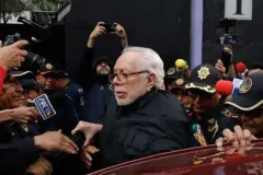 De Llano sale del encierro, pero no del lío con Sasha Sokol: ni disculpa ni declaración