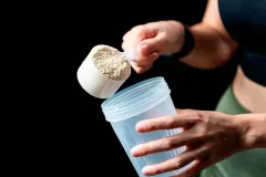 Creatina después de los 45: beneficios reales y límites de la evidencia