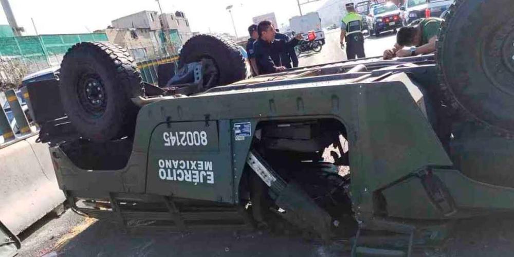 Vuelcan militares en la México-Pachuca; un muerto y varios heridos