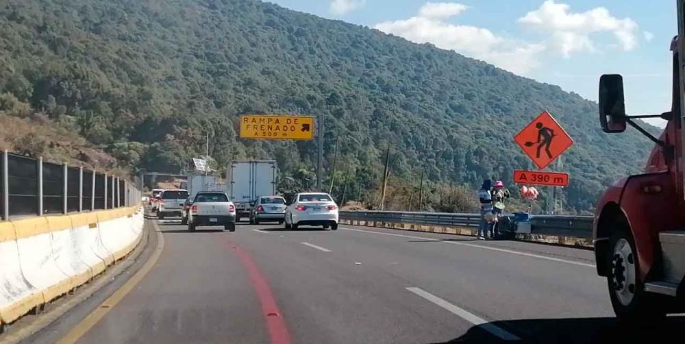 En la autopista México-Cuernavaca colocan piedras para robar