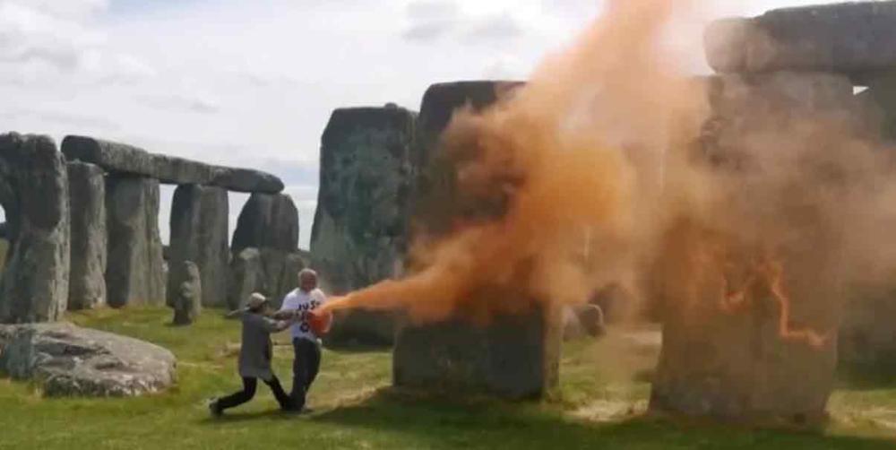 Ecologistas vandalizan el monumento Stonehenge en Inglaterra