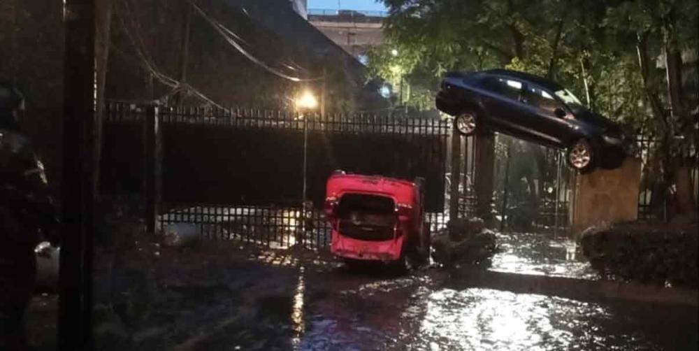 Lluvias e inundaciones provocan caos en la CDMX; autos quedan 'sepultados'
