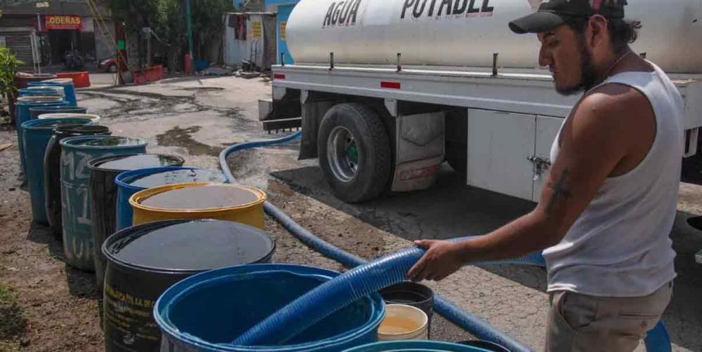 En colonias de Toluca se agrava la escasez de agua; pipas no se dan abasto