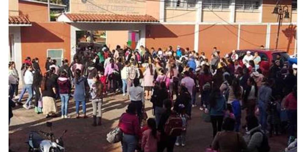 Exigen padres de familia de escuela de Tetela del Volcán restitución de docentes removidos