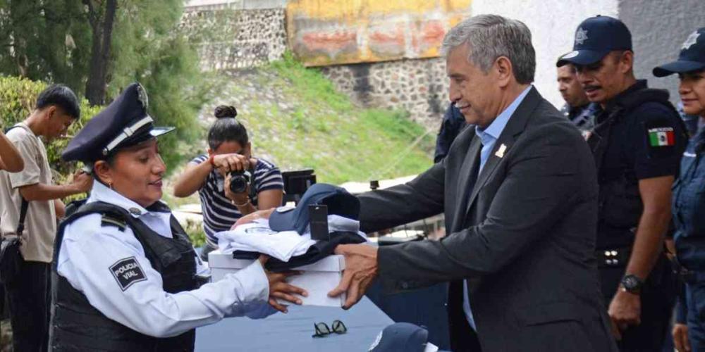 Entregó Cuernavaca 490 uniformes y un dron a policías preventivos 