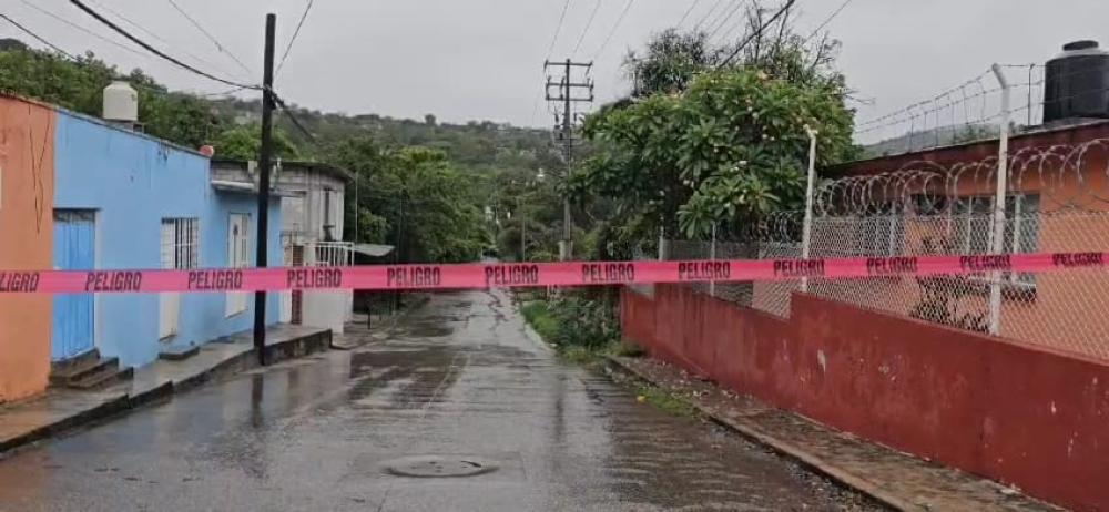 Ciudadanos ponen en riesgo su vida; no respetan delimitación de vados y puentes afectados en Ayala