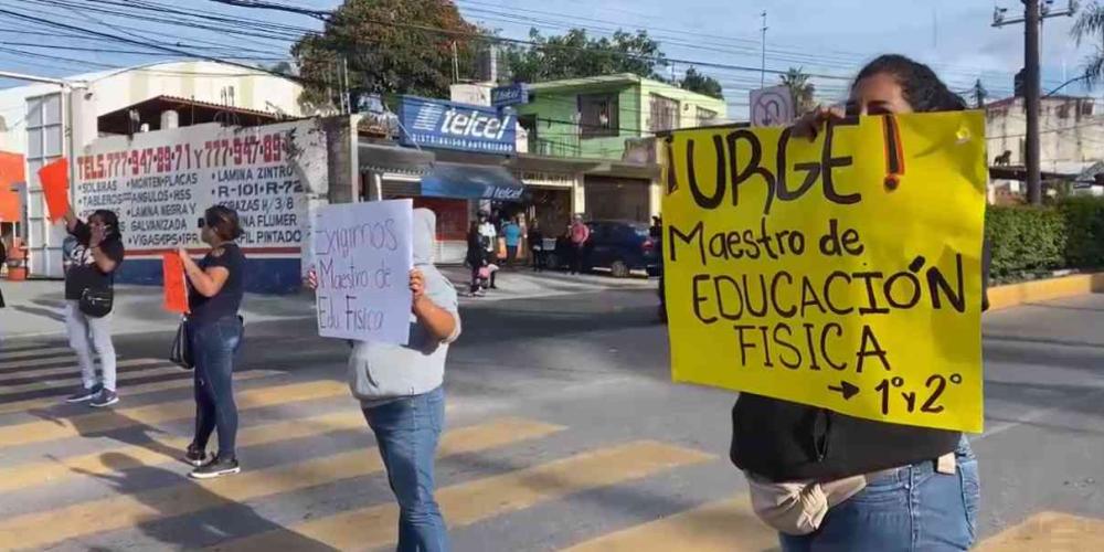 Exigen padres de familia de Temixco nuevo maestro de educación física