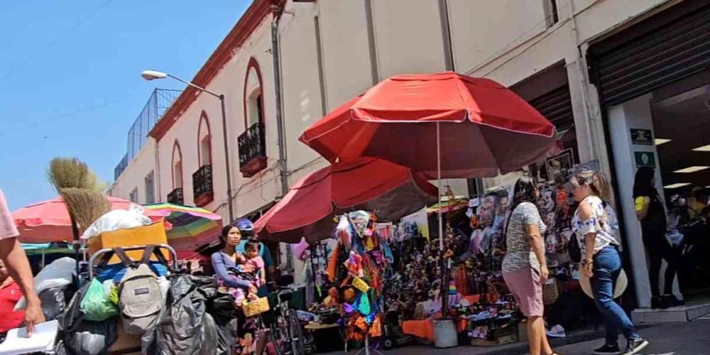 Lamenta alcalde de Cuautla, invasión de plancha del zócalo por comercio informal