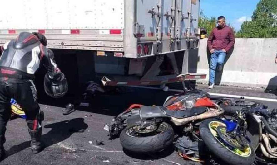 Microbús impacta a motociclistas, mueren al caer 