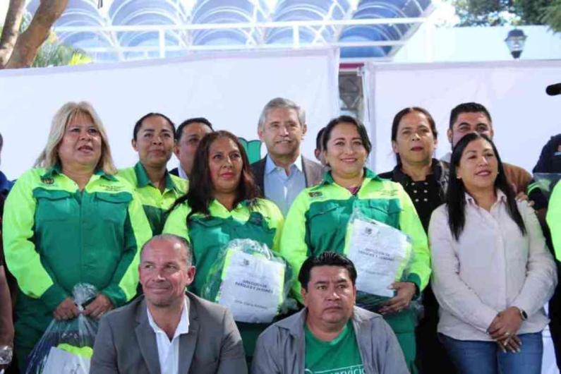 Entrega Cuernavaca uniformes a personal de limpieza 