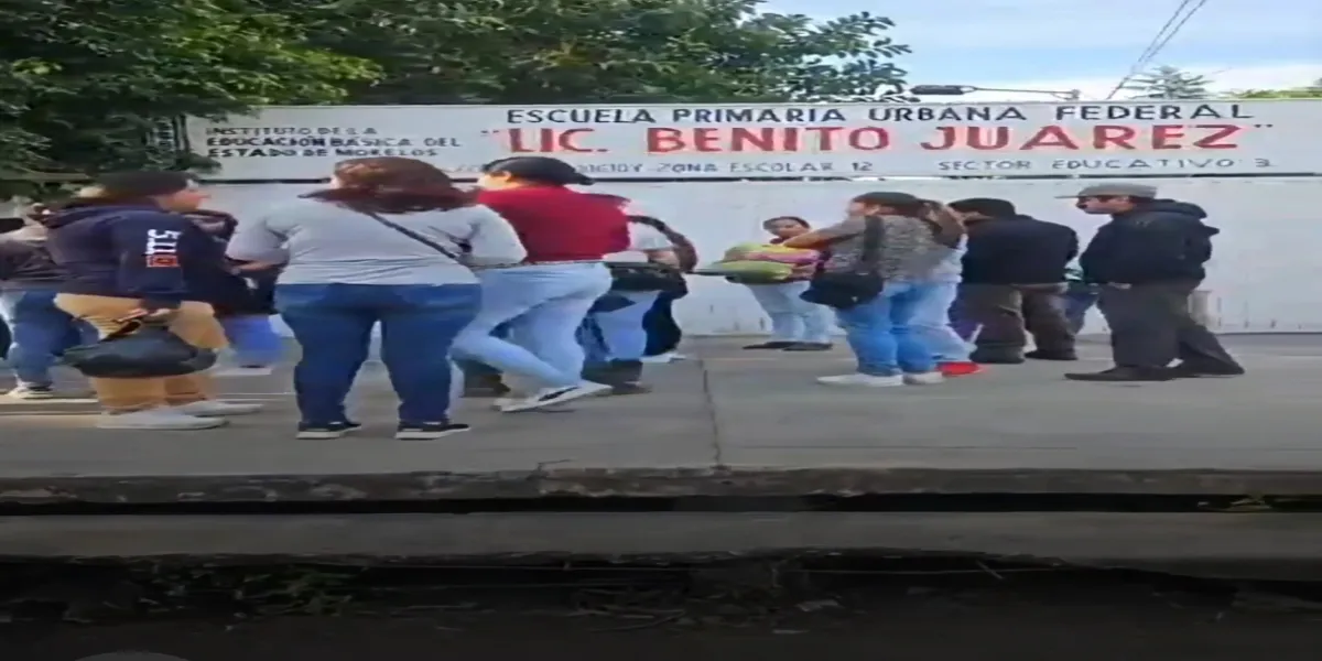 Padres de familia de escuela primaria Benito Juárez de Cuautla se manifiestan y exigen salida de director