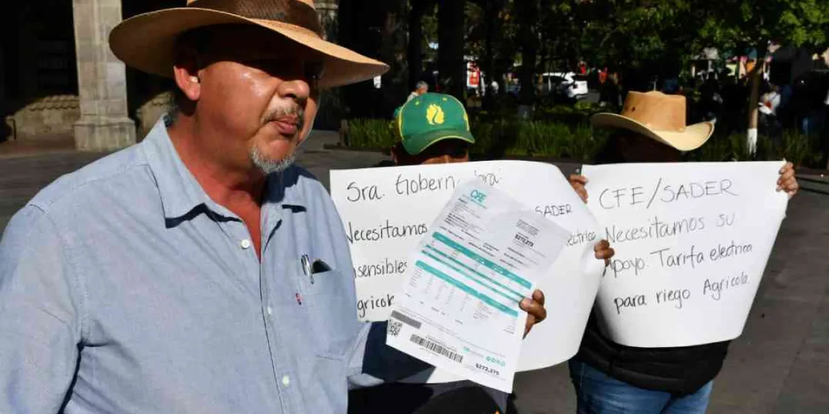 Con pancartas en las manos, los productores se manifestaron la mañana de este lunes, frente a la sede del Poder Ejecutivo, urgiendo la instalación de una mesa de diálogo. 