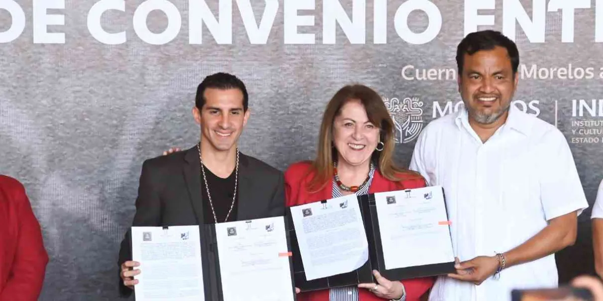 Rommel Pacheco, Margarita González Saravia y Juan Feliep Domínguez, firman el convenio.