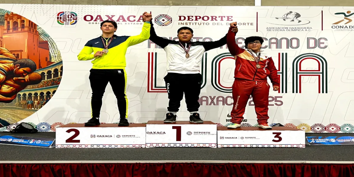 Atletas son premiados tras su participación en el evento nacional de luchas asociadas.