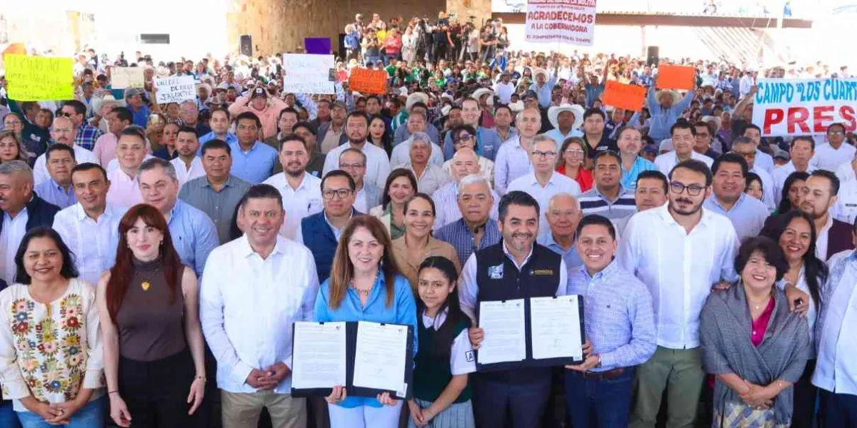 Autoridades, empresarios y miembros de la sociedad civil firmaron el acuerdo por el derecho humano al agua.