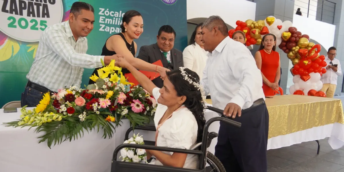 Las 34 parejas unidas recibieron su certificado oficial de matrimonio y regalos por parte de las autoridades presentes.