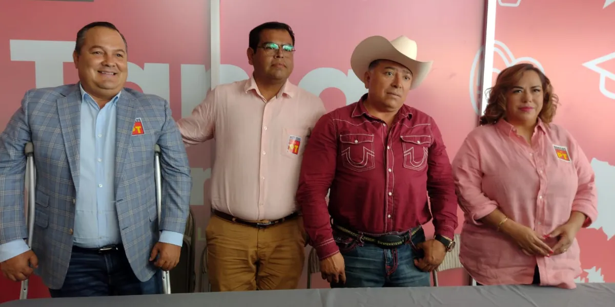 La presienta del PT, Tania Valentina, el alcalde Amacuzac Noé Reynoso, el regidor Santiago Méndez y el diputado local, Beto Sánchez 
