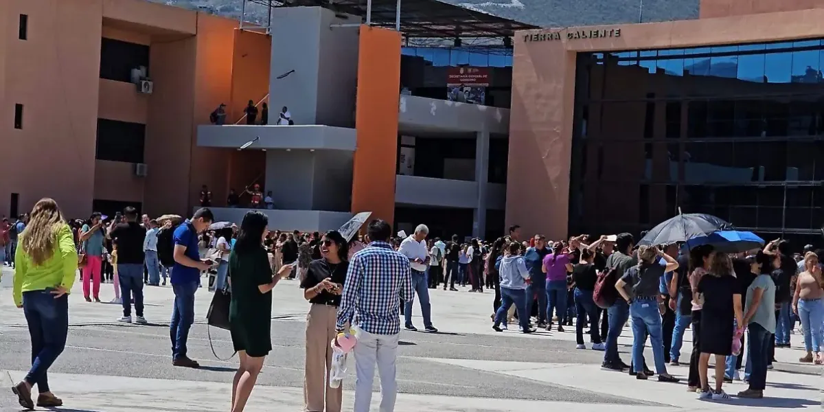 trabajadores, fueron desalojados de sus oficinas para resguardarse y evitar un peligro que pudiera ocasionar daños.