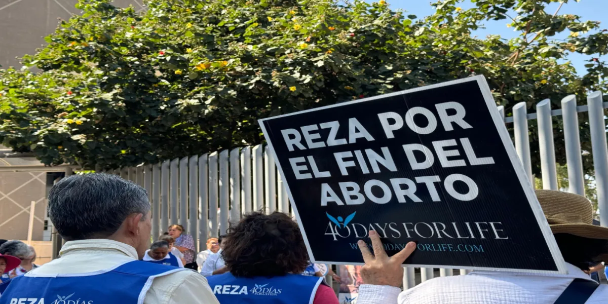 Integrantes de grupos religiosos se manifestaron ante el Congreso Local